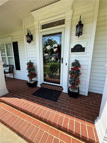 308 Cotswold Lane, King, NC 27021