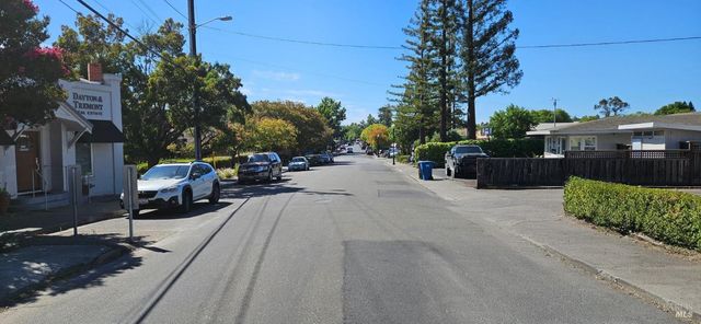 523 Center St, Healdsburg, CA 95448