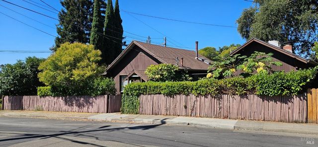 523 Center St, Healdsburg, CA 95448