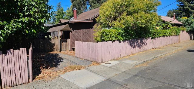 523 Center St, Healdsburg, CA 95448