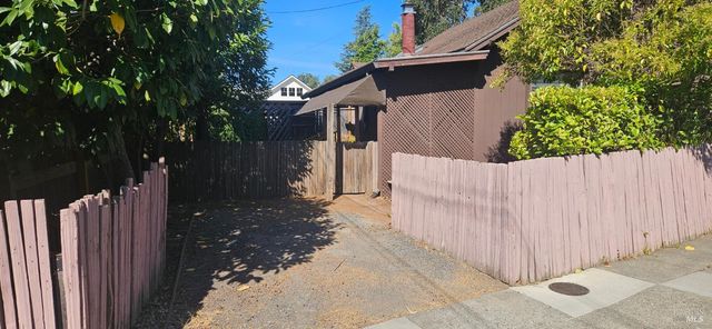 523 Center St, Healdsburg, CA 95448