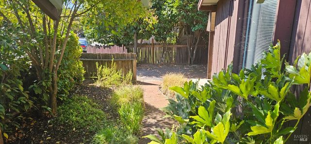 523 Center St, Healdsburg, CA 95448