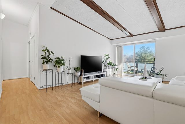 57 Broadlawn Park 4B, Boston, MA 02467