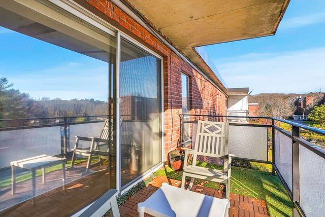 57 Broadlawn Park 4B, Boston, MA 02467