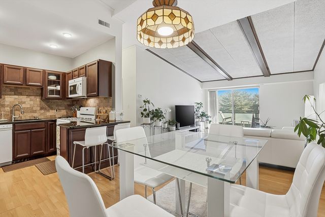 57 Broadlawn Park 4B, Boston, MA 02467