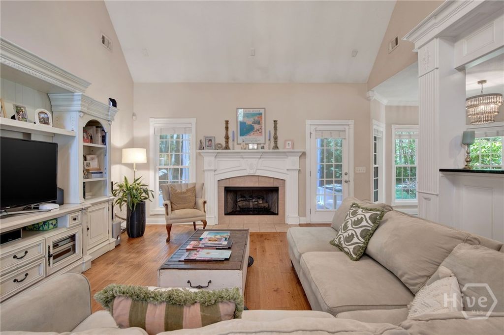 Image 11 of property listing at 195 Chastain Circle, Richmond Hill, GA 31324