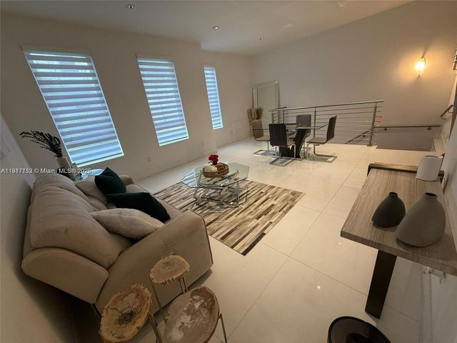 9165 NW 33rd St, Doral, FL 33172