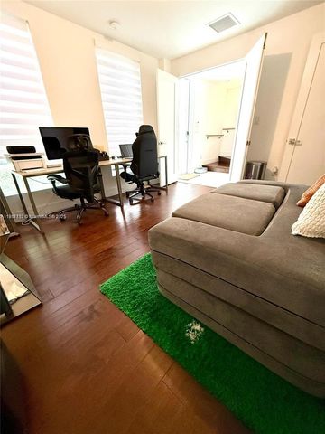 9165 NW 33rd St, Doral, FL 33172