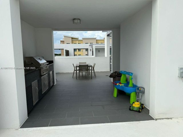 9165 NW 33rd St, Doral, FL 33172