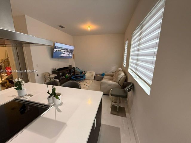 9165 NW 33rd St, Doral, FL 33172