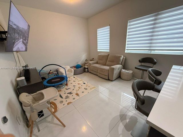 9165 NW 33rd St, Doral, FL 33172