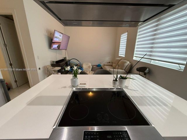 9165 NW 33rd St, Doral, FL 33172