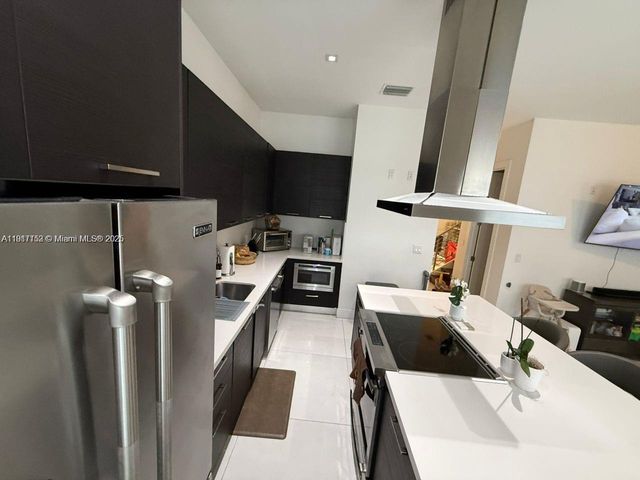 9165 NW 33rd St, Doral, FL 33172