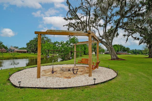544 Wagon Wheel Trail, Angleton, TX 77515