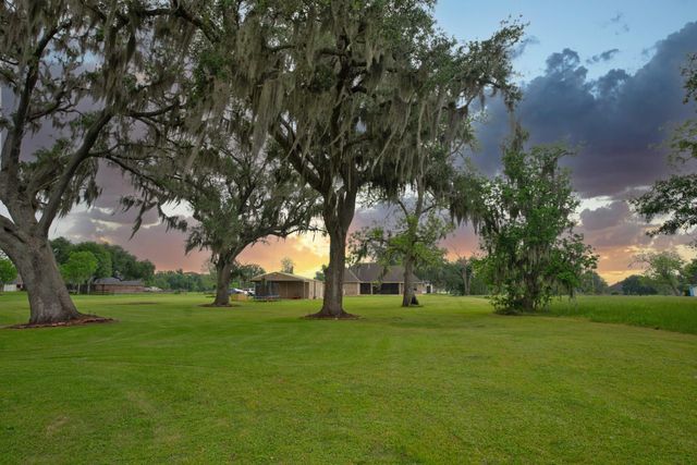 544 Wagon Wheel Trail, Angleton, TX 77515