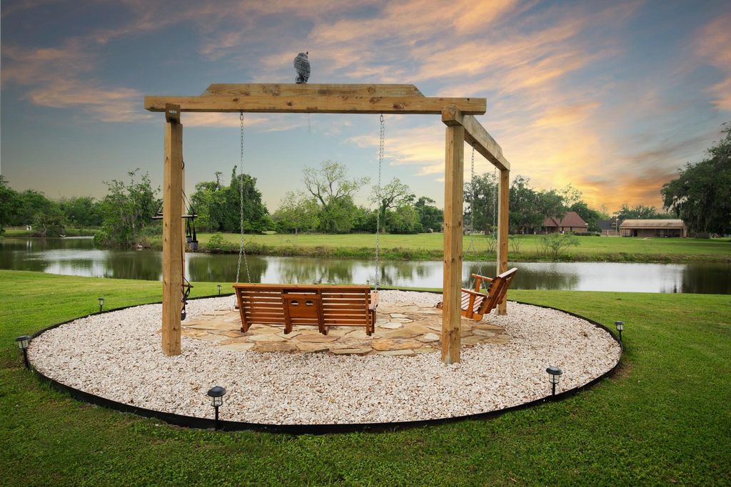 544 Wagon Wheel Trail, Angleton, TX 77515