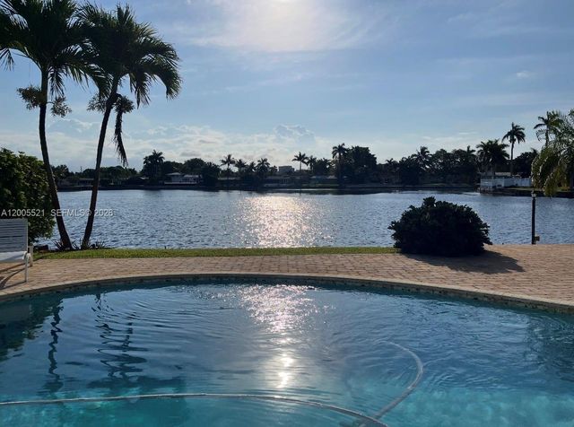 4800 NE 13th Ter, Oakland Park, FL 33334