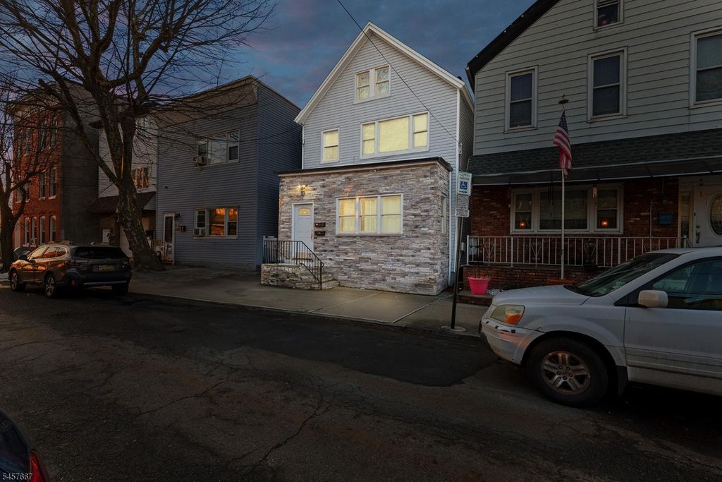 13 Meadow St, Bayonne City, NJ 07002 — photo 2