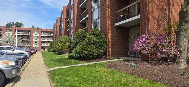 4975 Washington St 310, Boston, MA 02132
