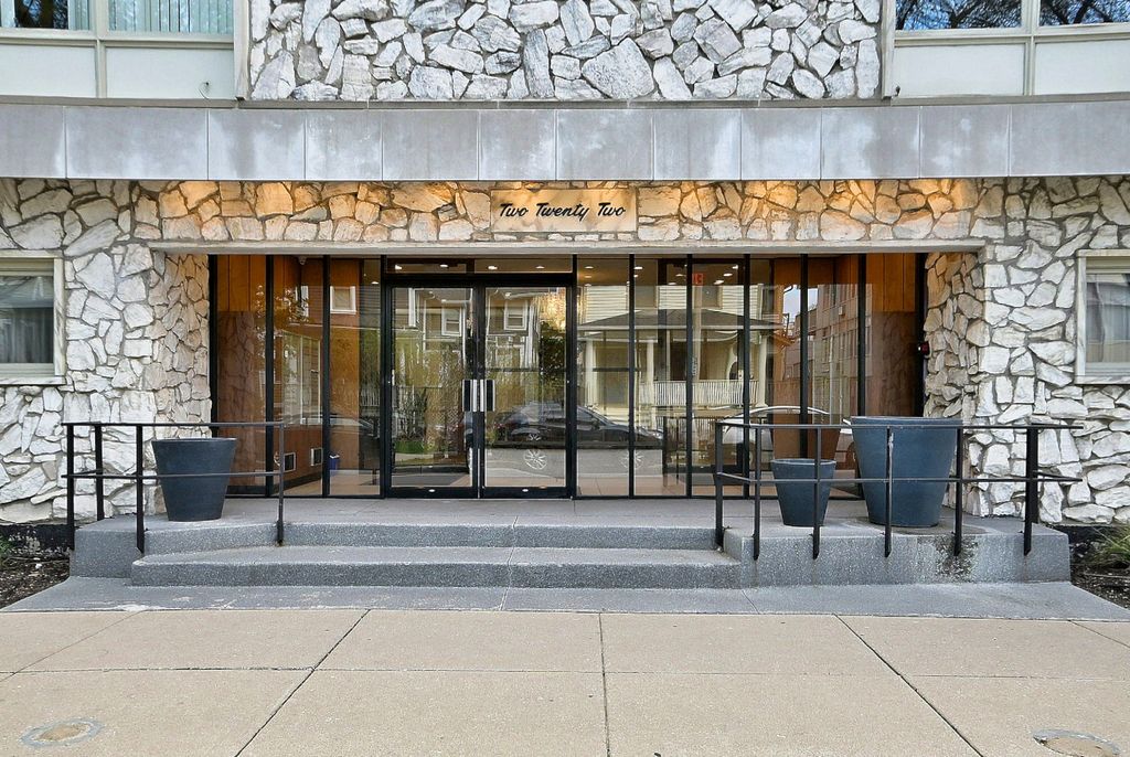 Image 1 of property listing at 222 N Marion Street 2I, Oak Park, IL 60302