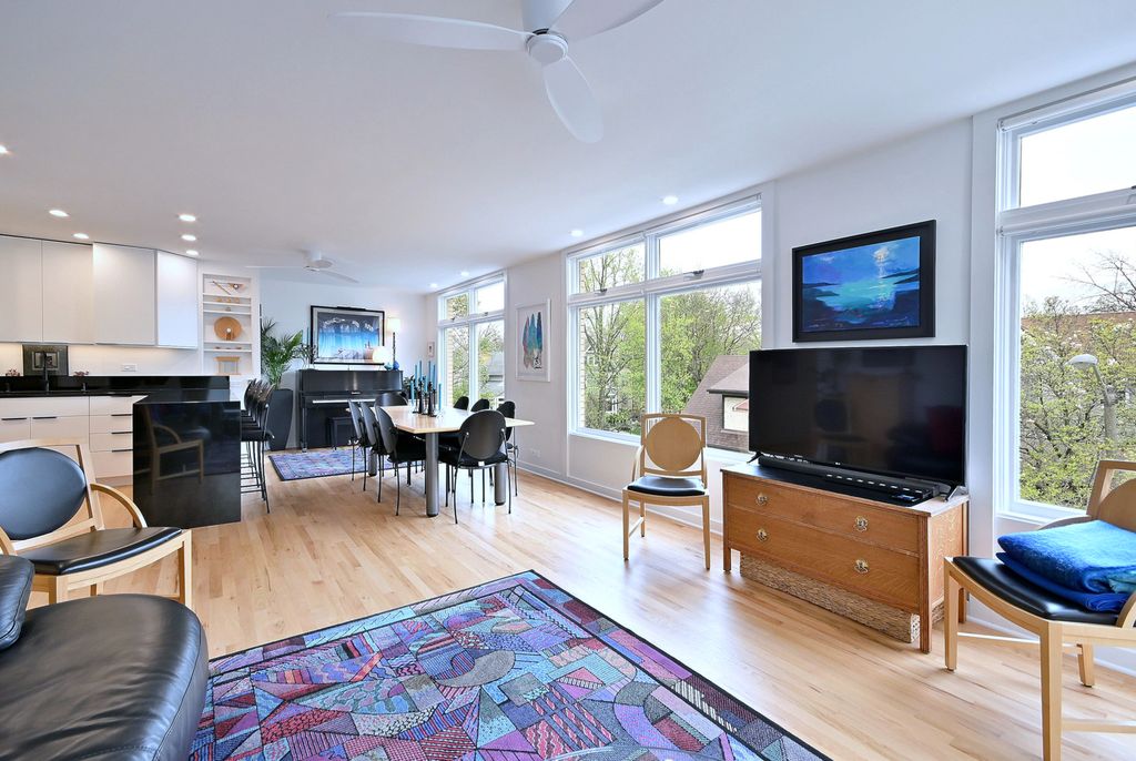 Image 11 of property listing at 222 N Marion Street 2I, Oak Park, IL 60302