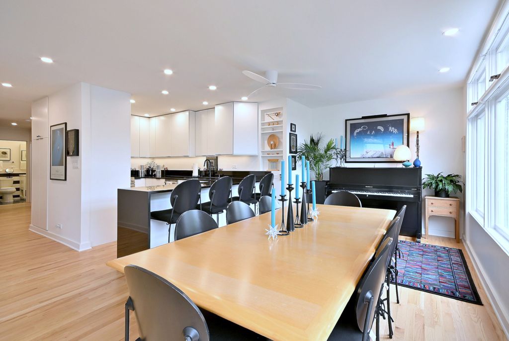 Image 12 of property listing at 222 N Marion Street 2I, Oak Park, IL 60302