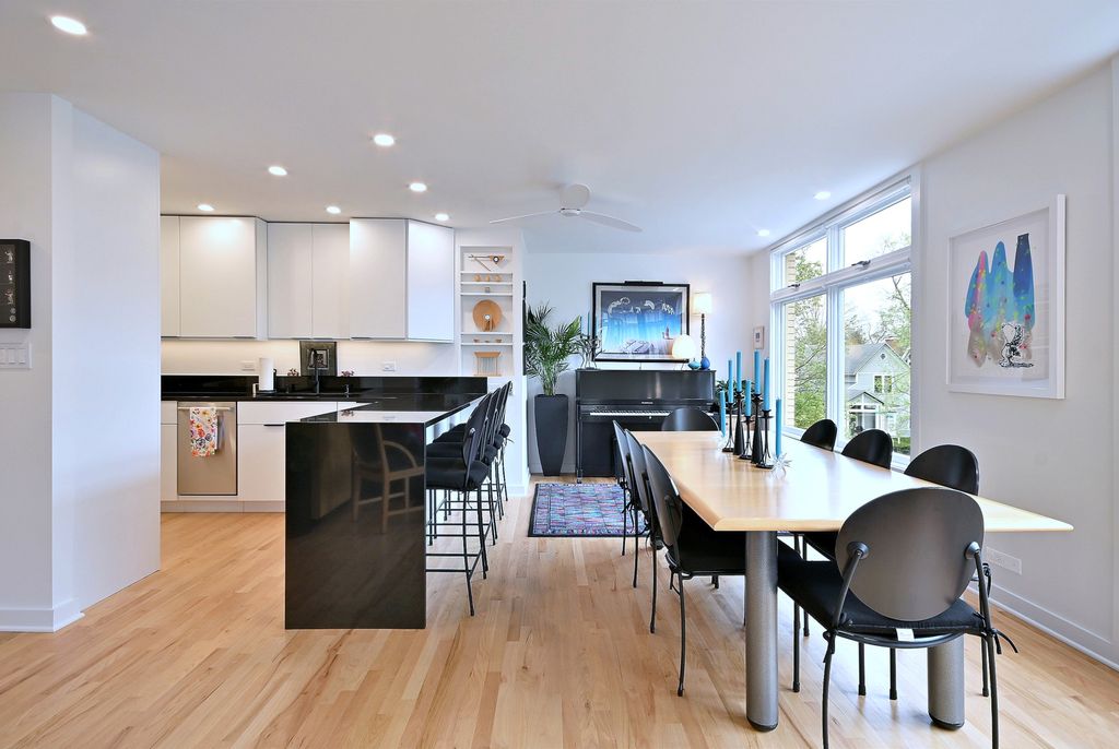 Image 13 of property listing at 222 N Marion Street 2I, Oak Park, IL 60302