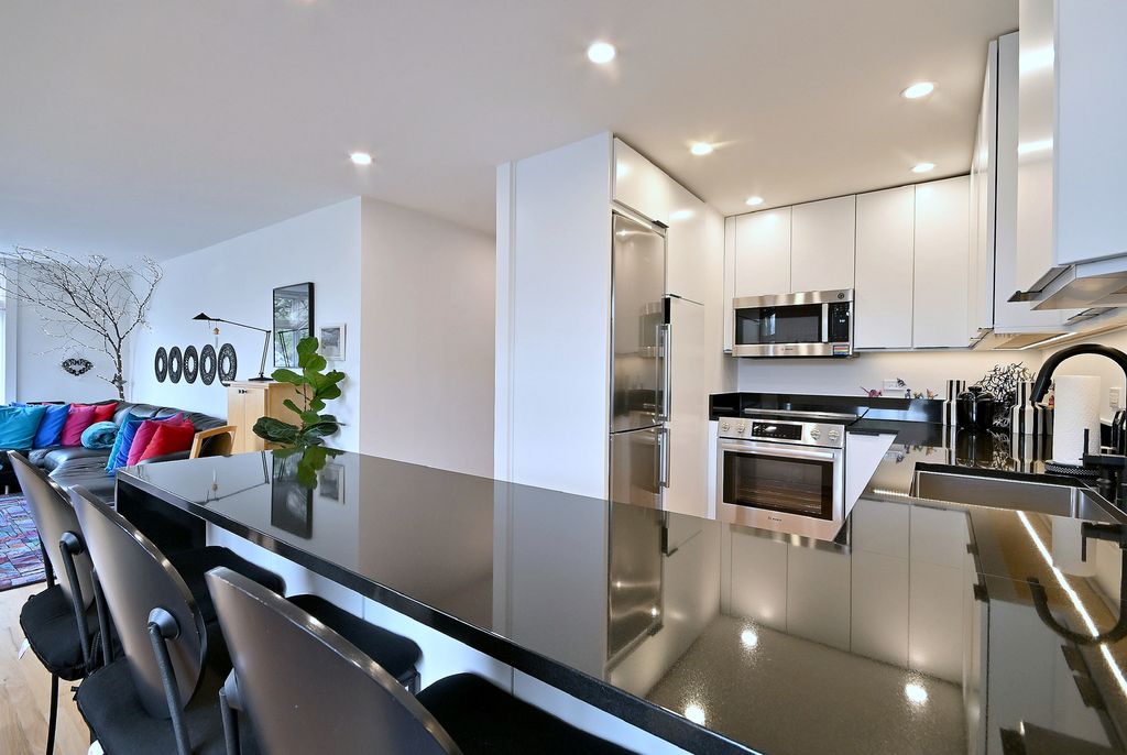 Image 14 of property listing at 222 N Marion Street 2I, Oak Park, IL 60302