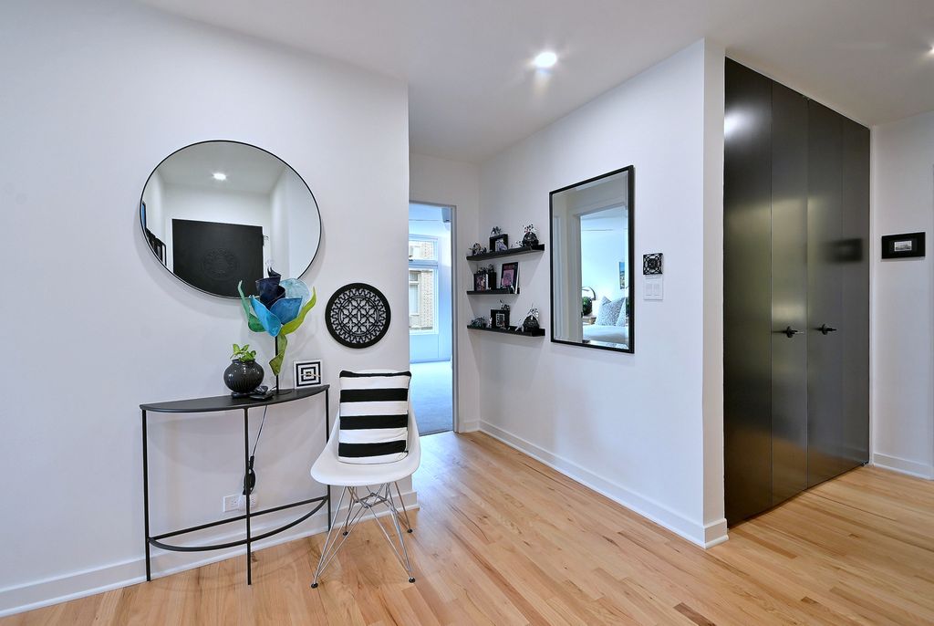 Image 16 of property listing at 222 N Marion Street 2I, Oak Park, IL 60302