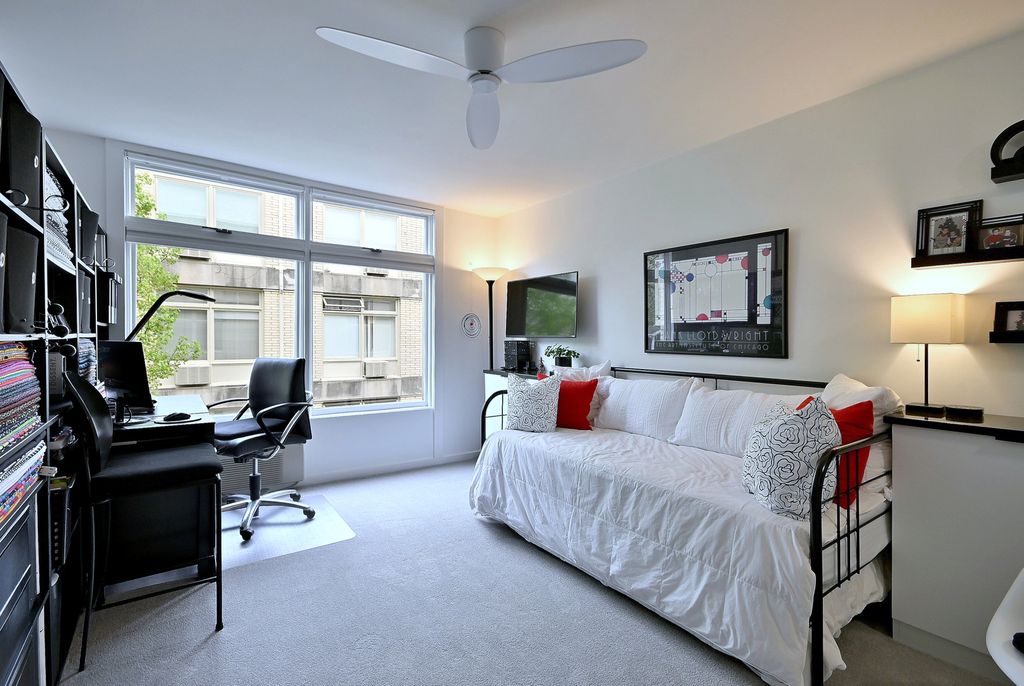 Image 17 of property listing at 222 N Marion Street 2I, Oak Park, IL 60302