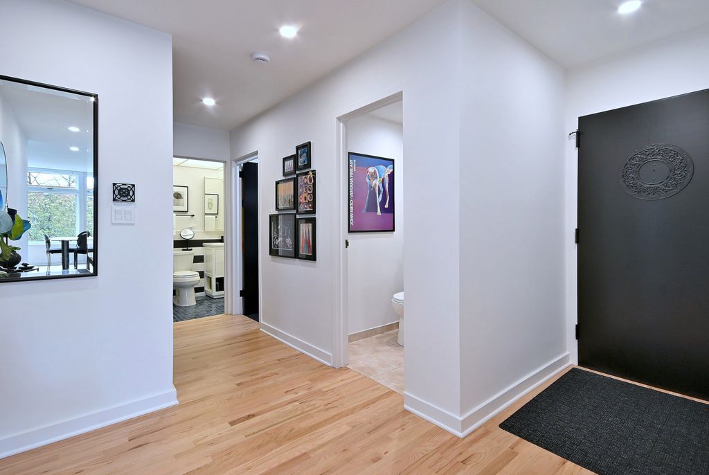 Image 18 of property listing at 222 N Marion Street 2I, Oak Park, IL 60302