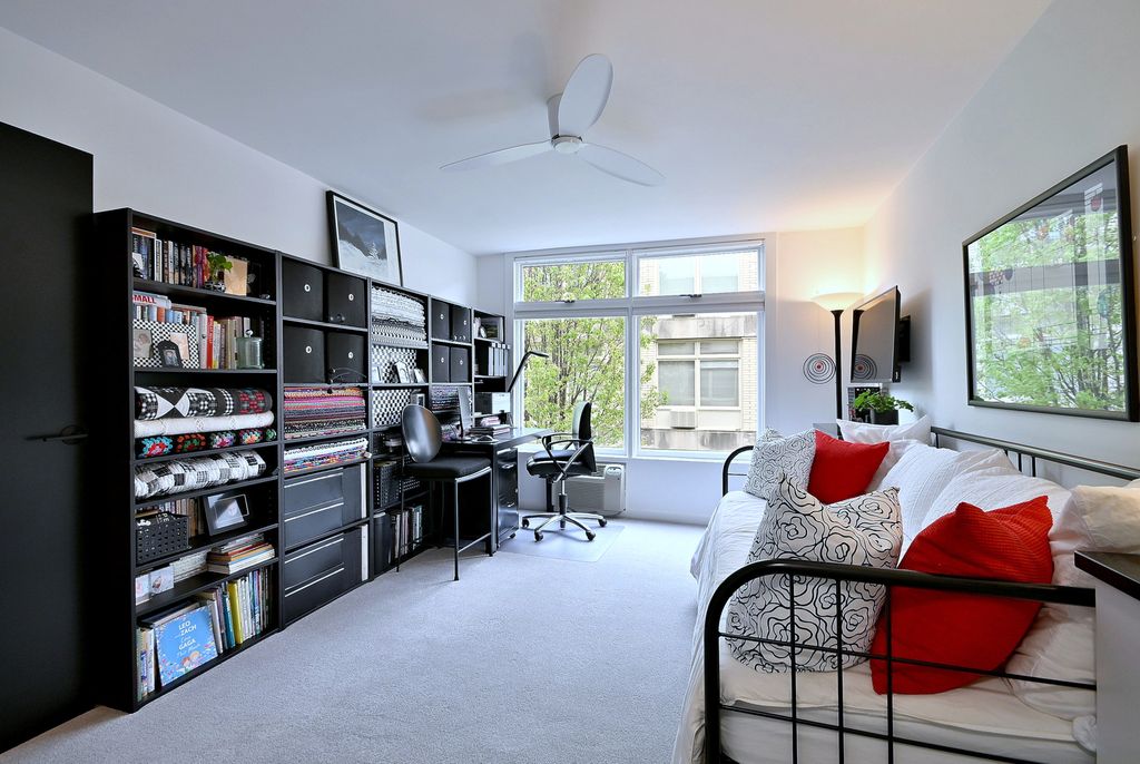 Image 19 of property listing at 222 N Marion Street 2I, Oak Park, IL 60302