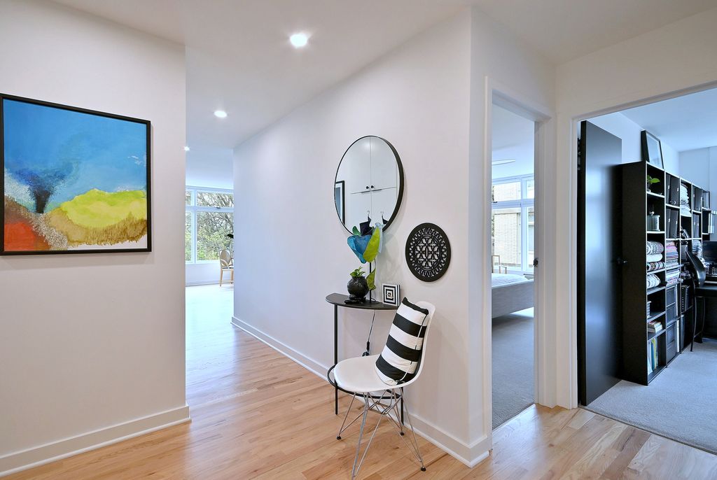 Image 20 of property listing at 222 N Marion Street 2I, Oak Park, IL 60302