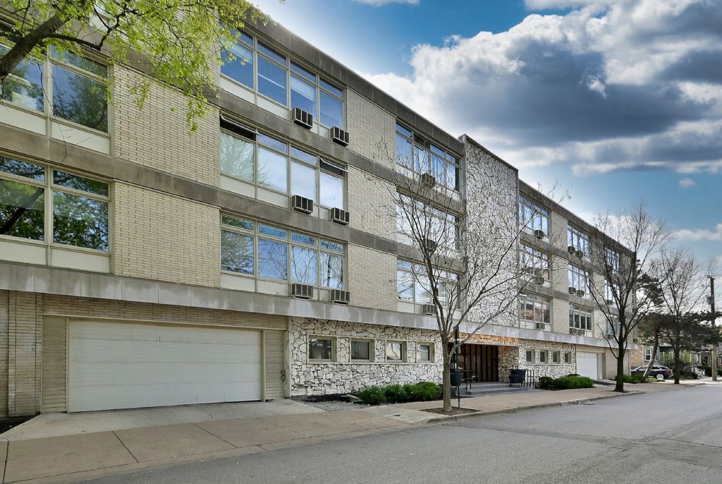 Image 3 of property listing at 222 N Marion Street 2I, Oak Park, IL 60302