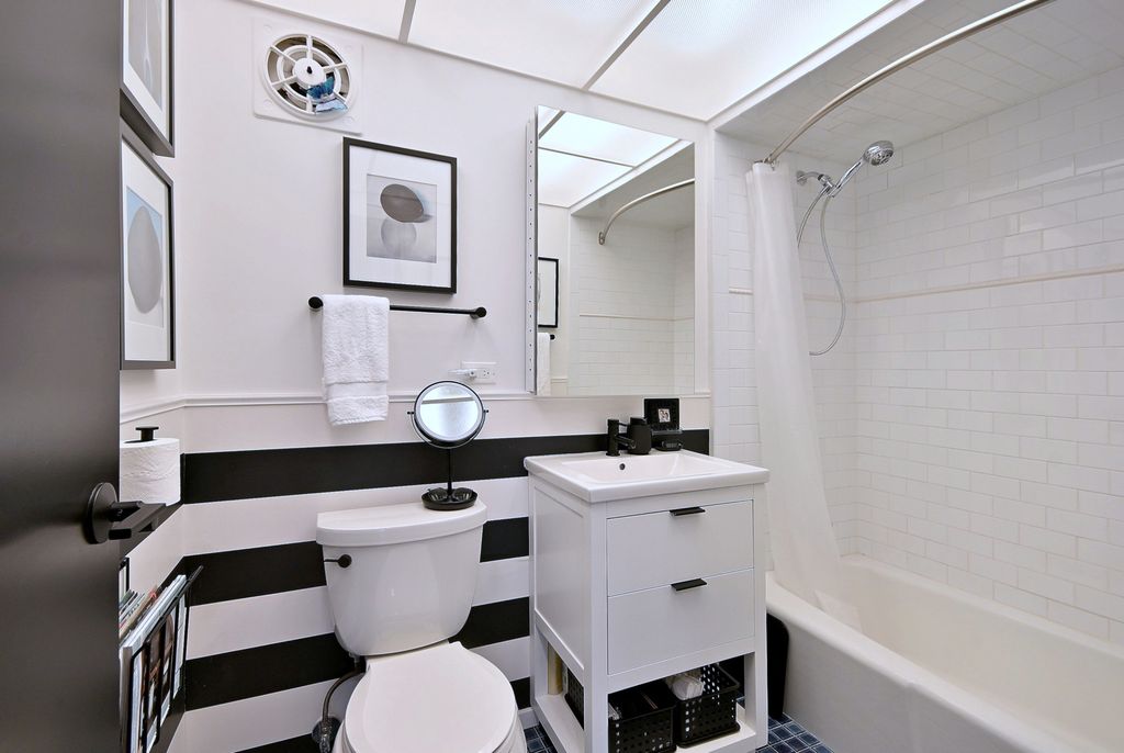 Image 24 of property listing at 222 N Marion Street 2I, Oak Park, IL 60302