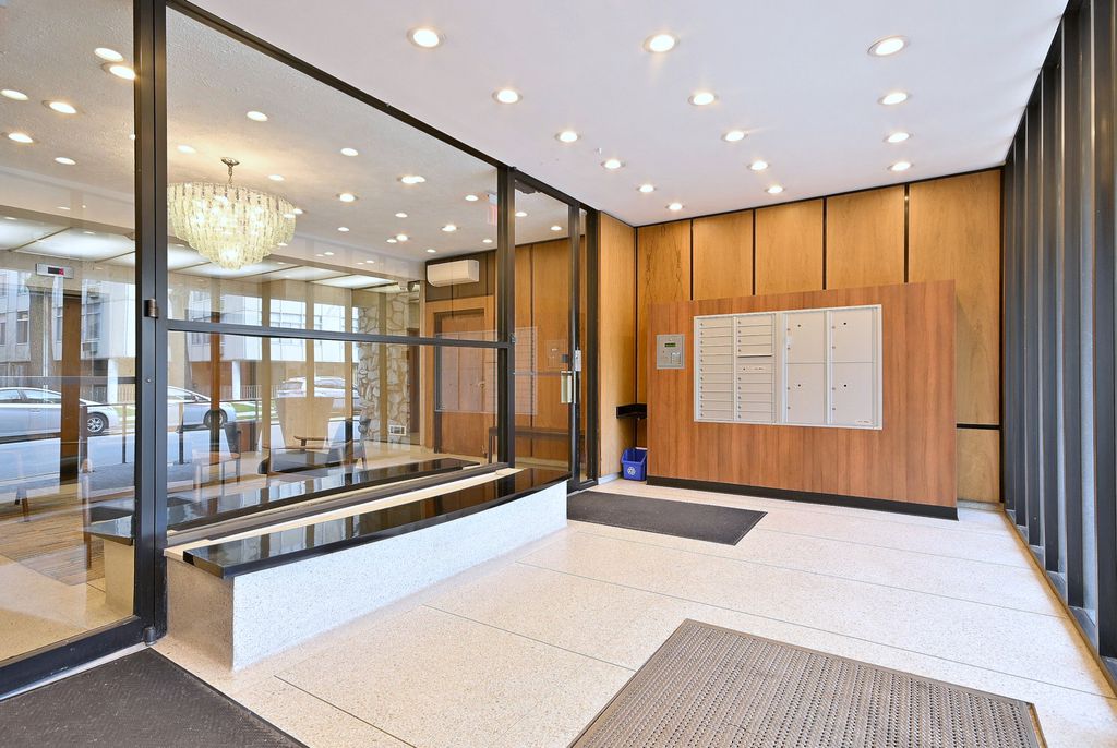 Image 4 of property listing at 222 N Marion Street 2I, Oak Park, IL 60302