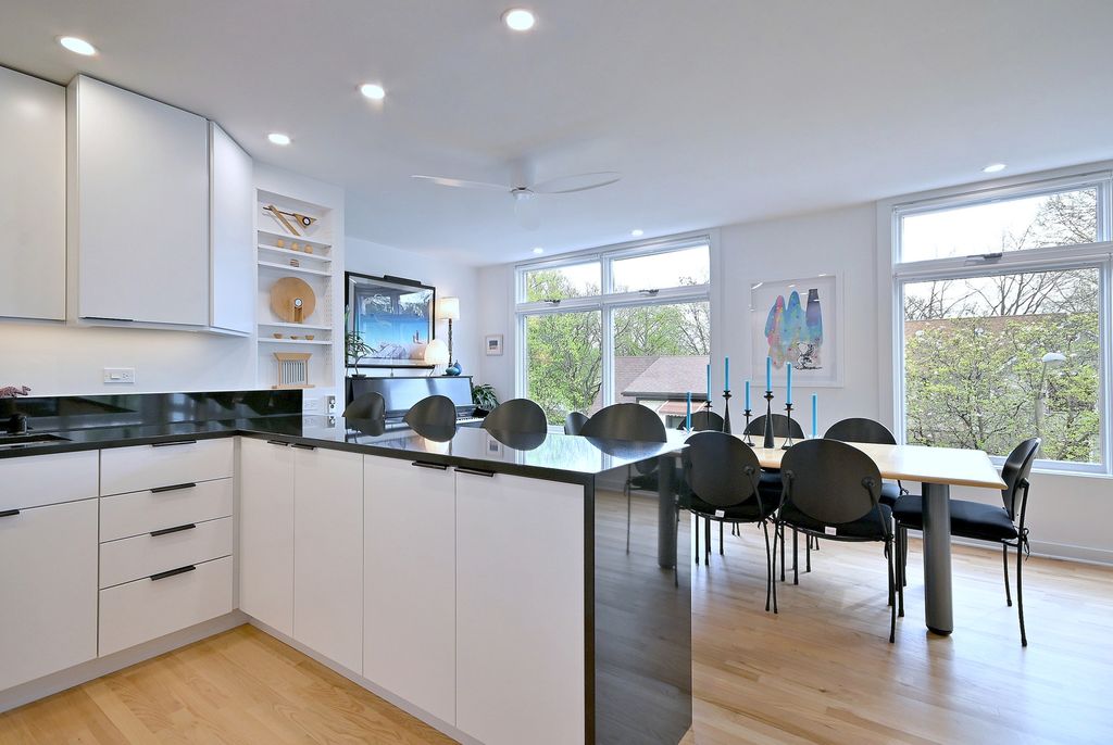 Image 31 of property listing at 222 N Marion Street 2I, Oak Park, IL 60302