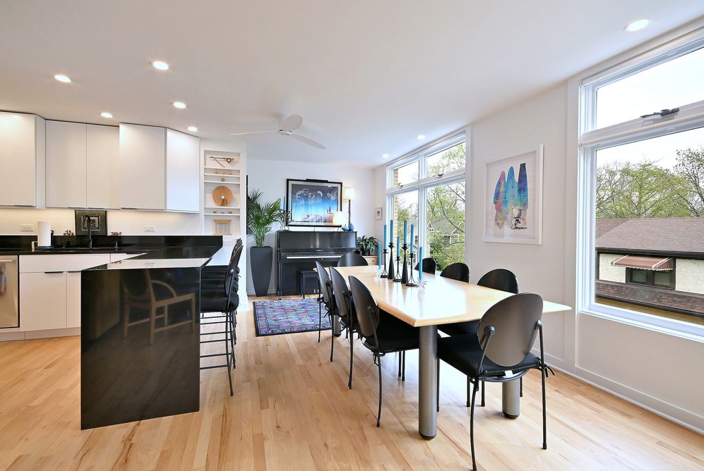 Image 32 of property listing at 222 N Marion Street 2I, Oak Park, IL 60302