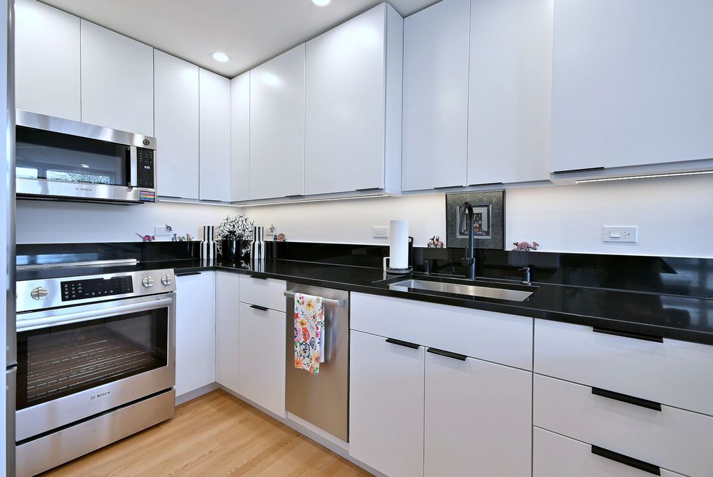Image 33 of property listing at 222 N Marion Street 2I, Oak Park, IL 60302