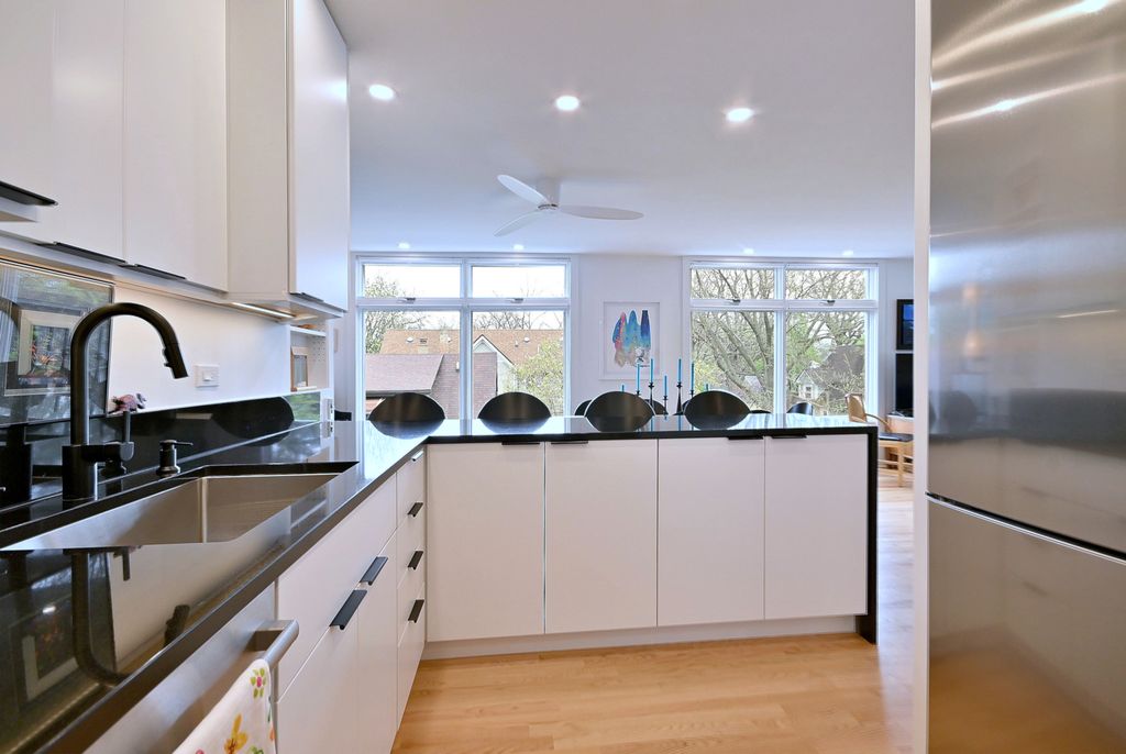 Image 35 of property listing at 222 N Marion Street 2I, Oak Park, IL 60302