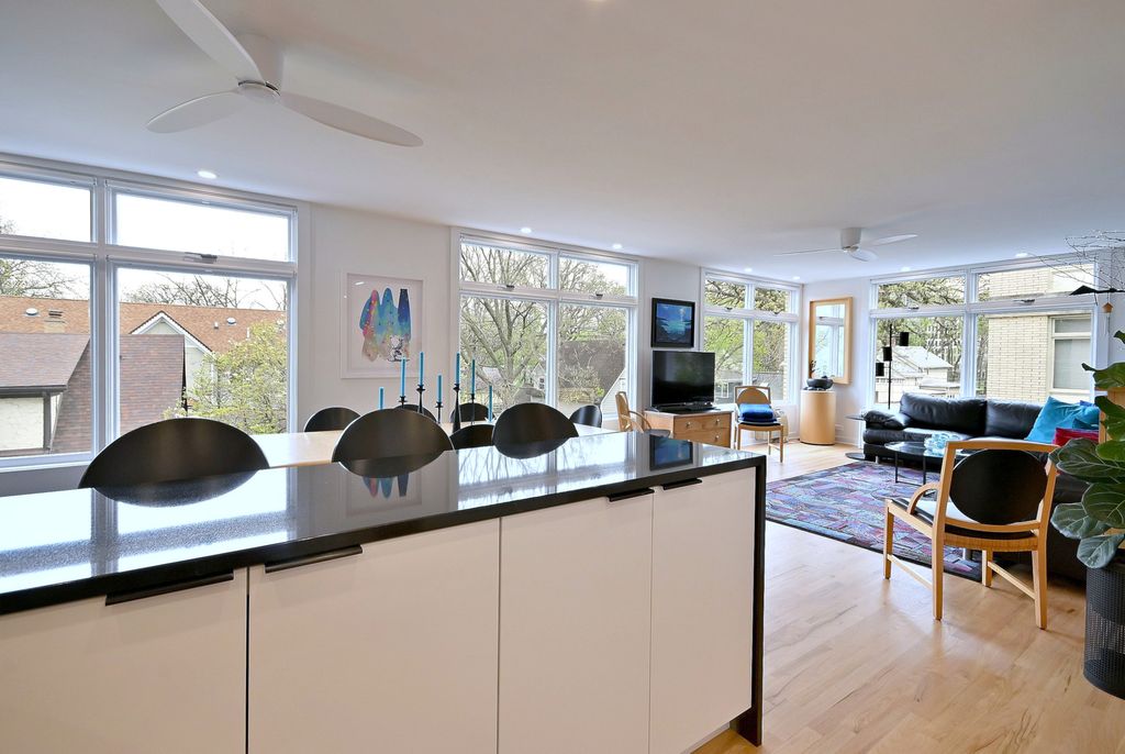 Image 36 of property listing at 222 N Marion Street 2I, Oak Park, IL 60302
