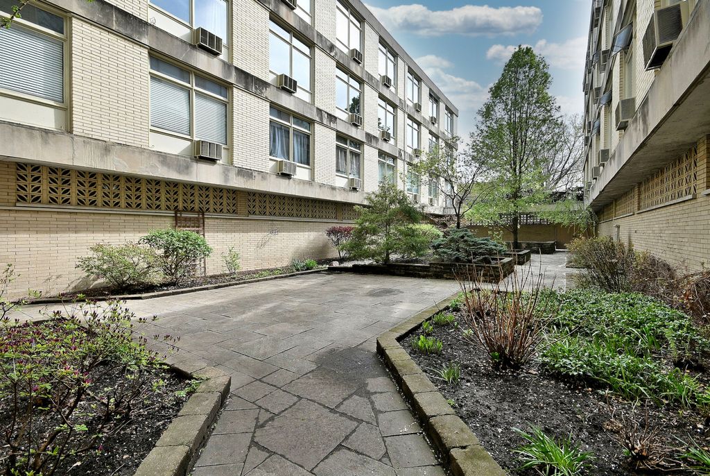 Image 38 of property listing at 222 N Marion Street 2I, Oak Park, IL 60302