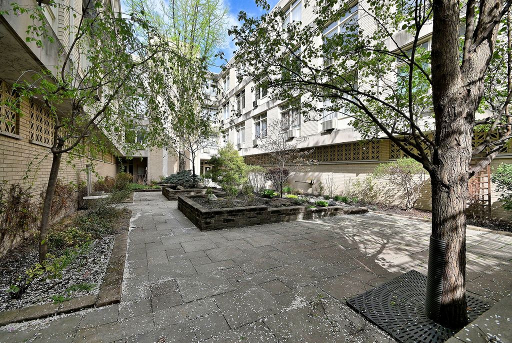 Image 39 of property listing at 222 N Marion Street 2I, Oak Park, IL 60302