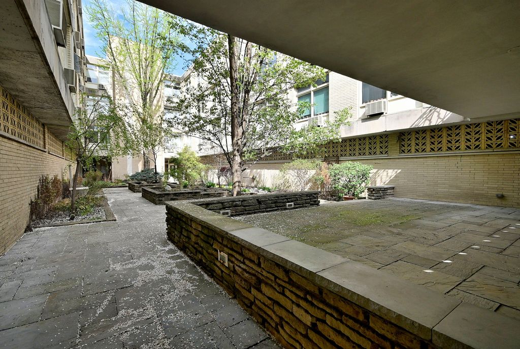 Image 40 of property listing at 222 N Marion Street 2I, Oak Park, IL 60302