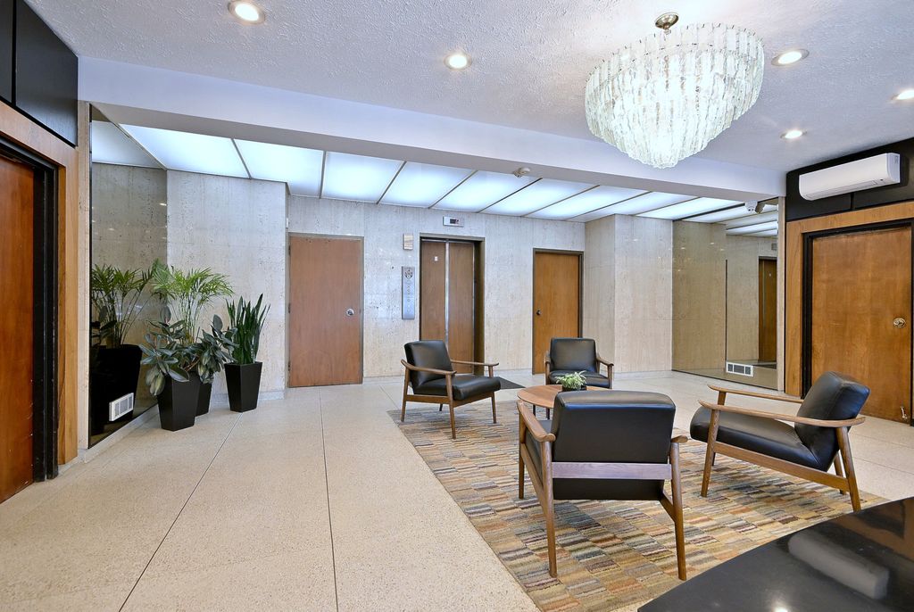Image 5 of property listing at 222 N Marion Street 2I, Oak Park, IL 60302