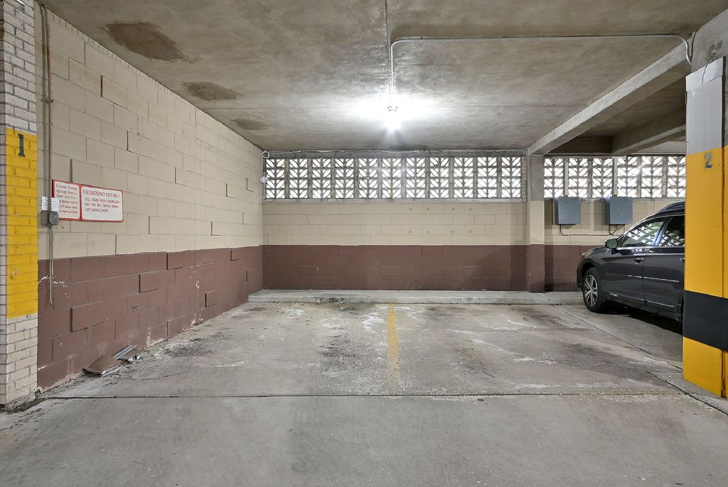 Image 41 of property listing at 222 N Marion Street 2I, Oak Park, IL 60302