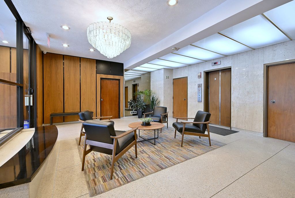 Image 6 of property listing at 222 N Marion Street 2I, Oak Park, IL 60302