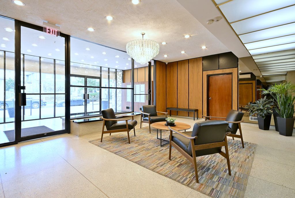 Image 7 of property listing at 222 N Marion Street 2I, Oak Park, IL 60302