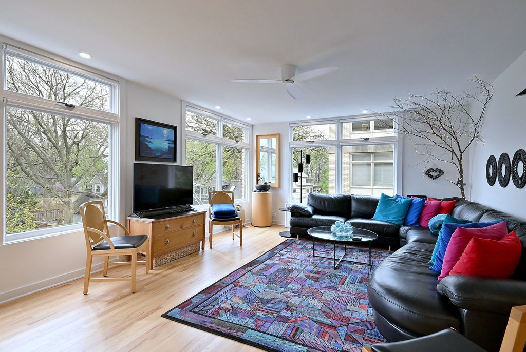 Image 8 of property listing at 222 N Marion Street 2I, Oak Park, IL 60302