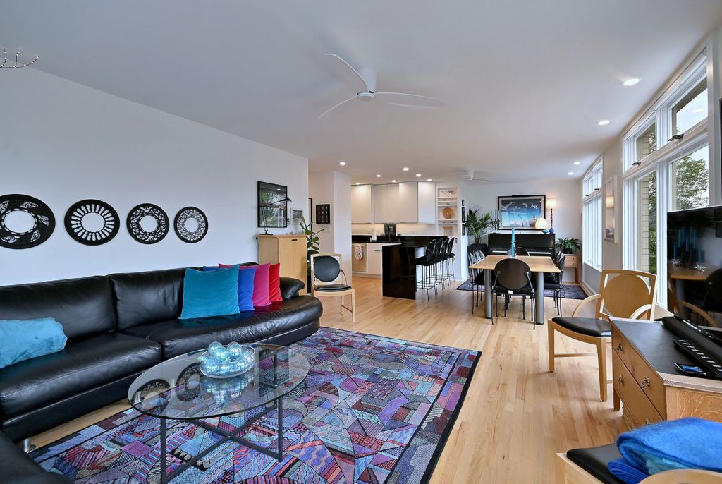 Image 9 of property listing at 222 N Marion Street 2I, Oak Park, IL 60302